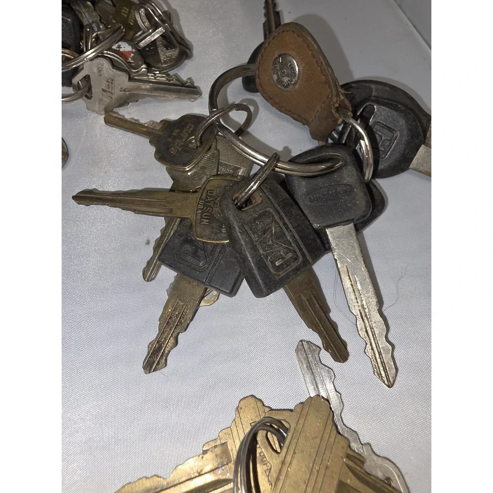 Mixed Vintage Lot of Car Keys - Toyota, Chrysler, Etc.. Key Tags, Crafts/Parts